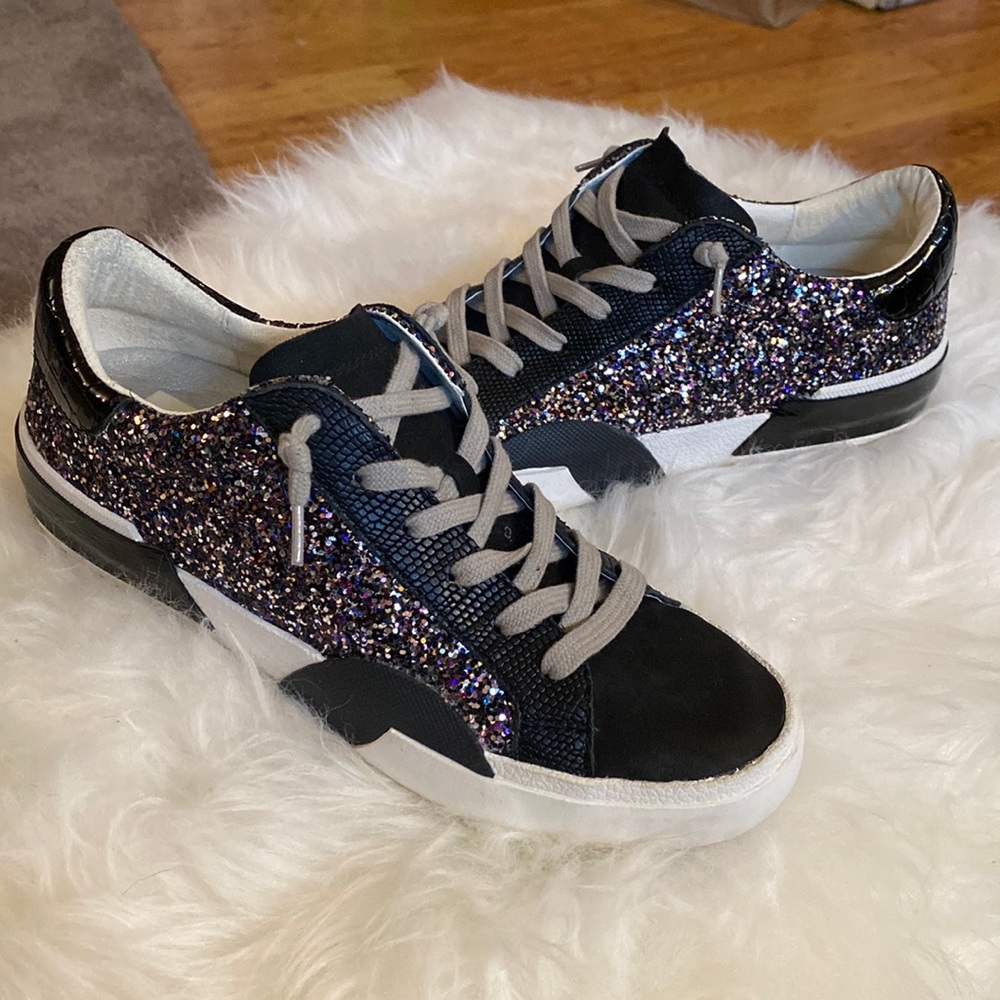 Dolce Vita Women's Zina Low Top
Sneakers. Size 7.5. Worn a few times. Very clean
